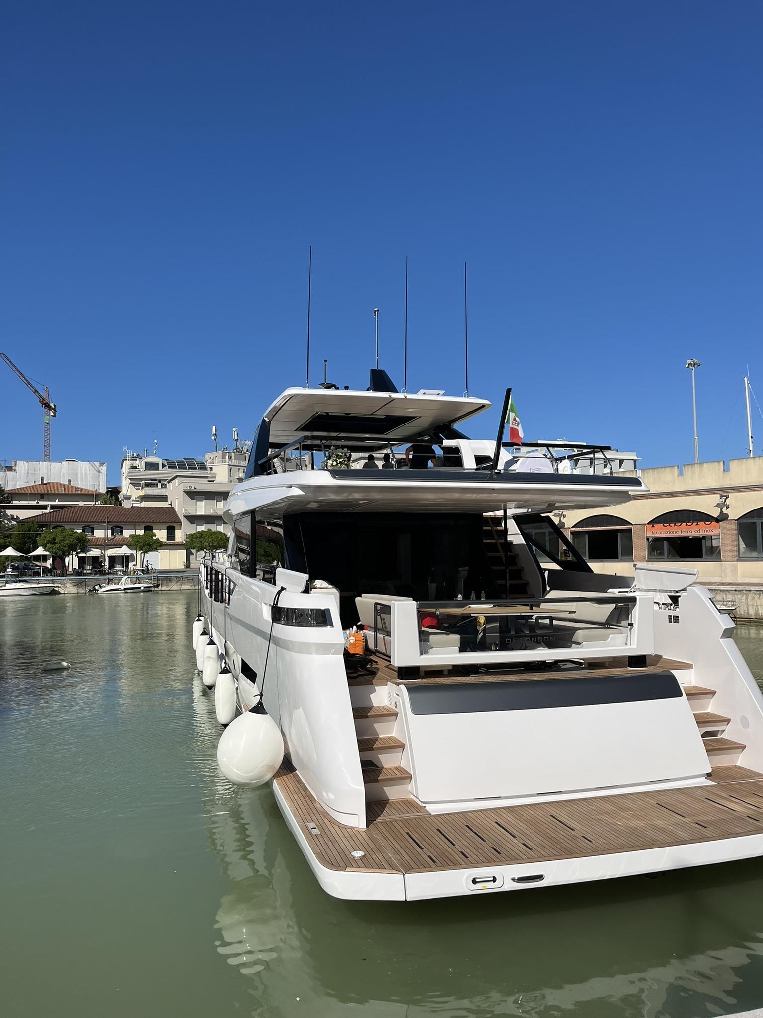2025 FERRETTI YACHTS 860 